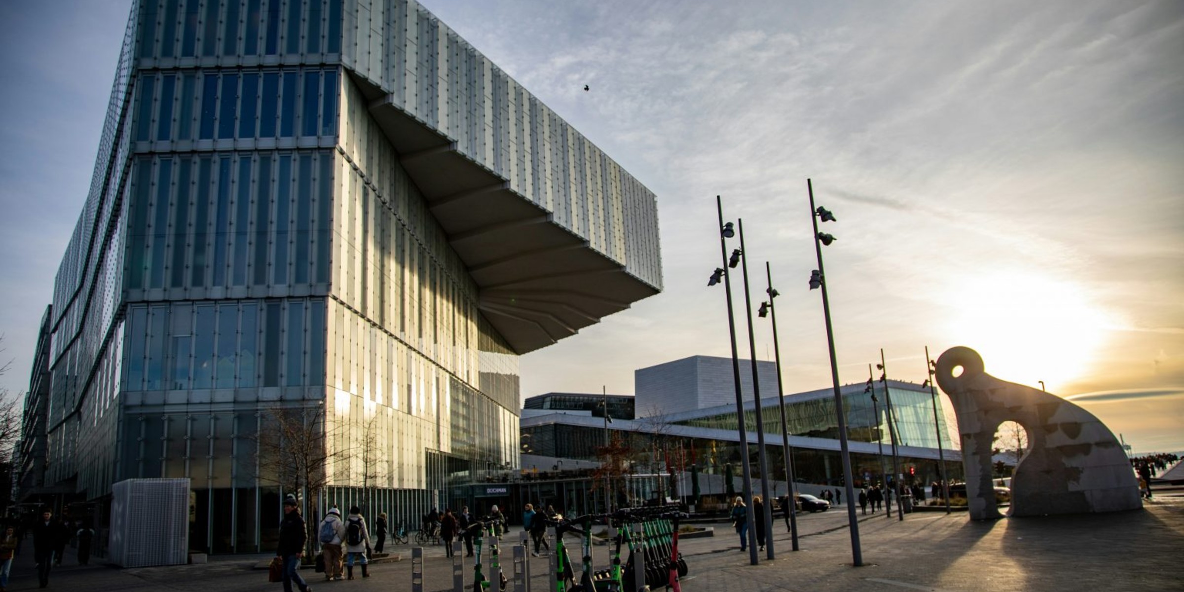 Photo of the Deichman building.