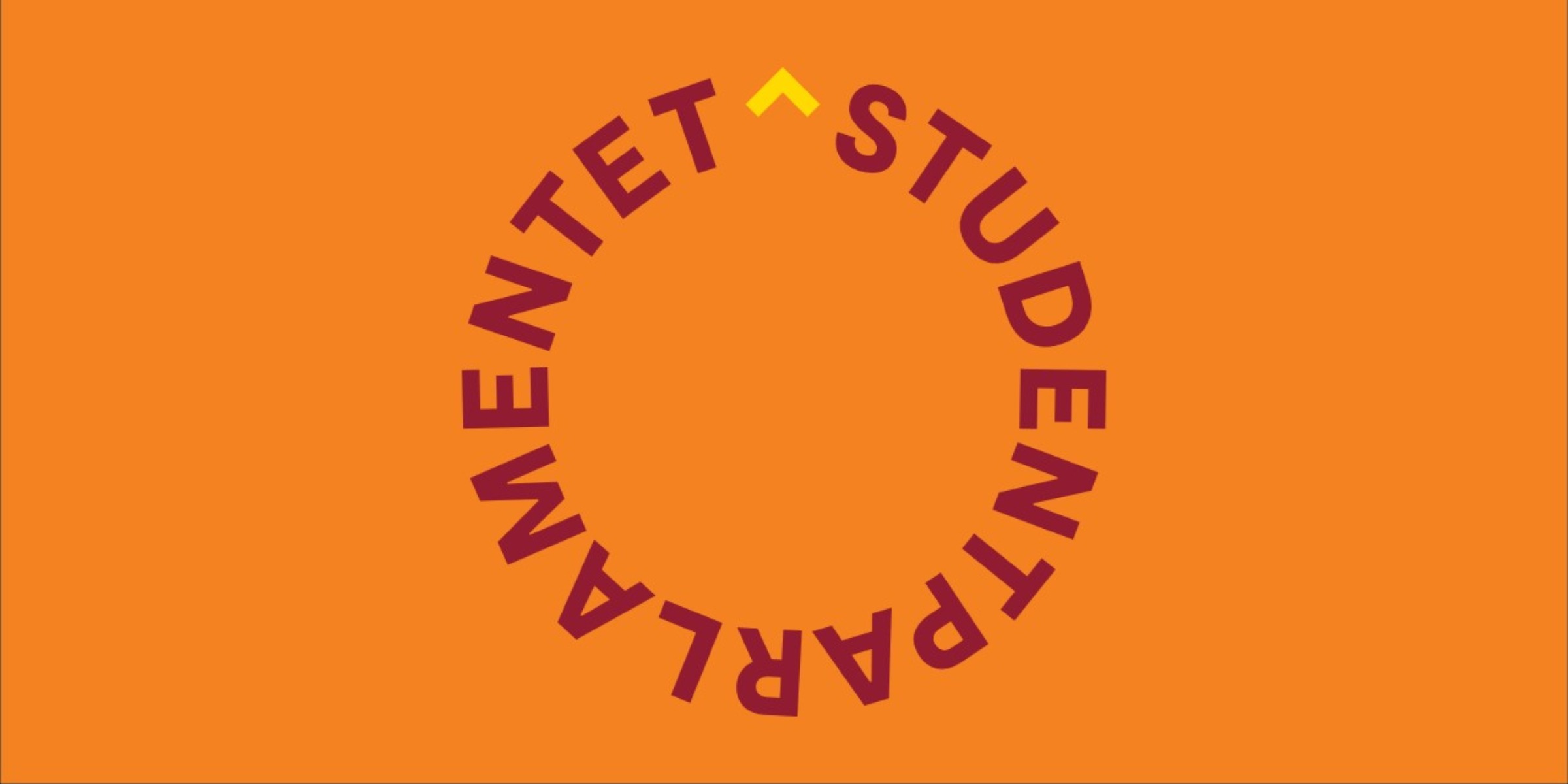 Ordet Studentparlamentet former en sirkel og er i burgunder på oransje bakgrunn.