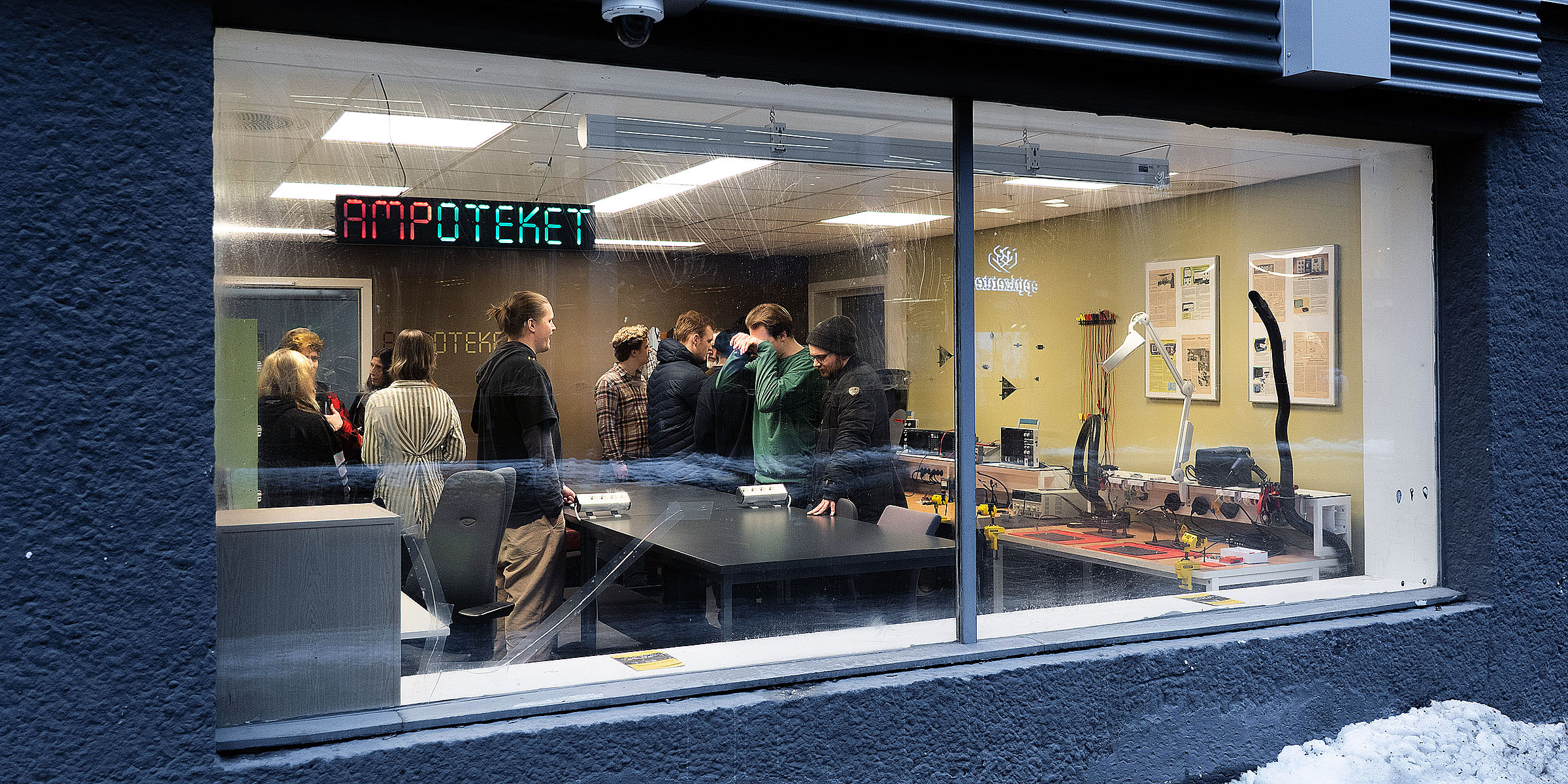 Innsyn gjennom vinduet på Ampoteket