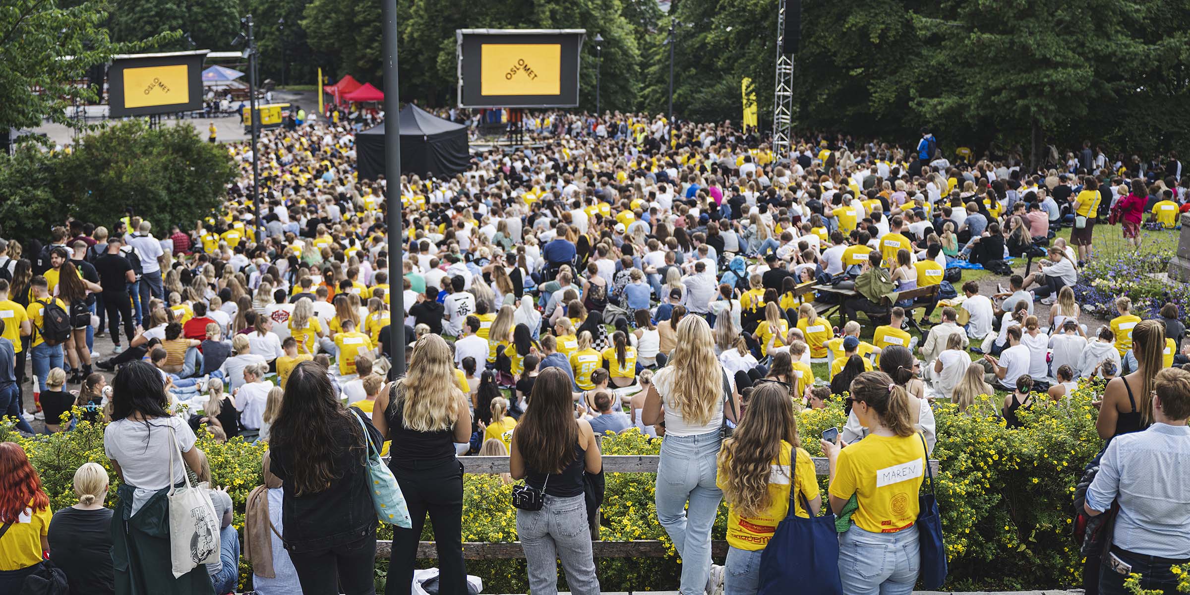 Many new students and buddies gathered for the opening ceremony at St. Hanshaugen park.