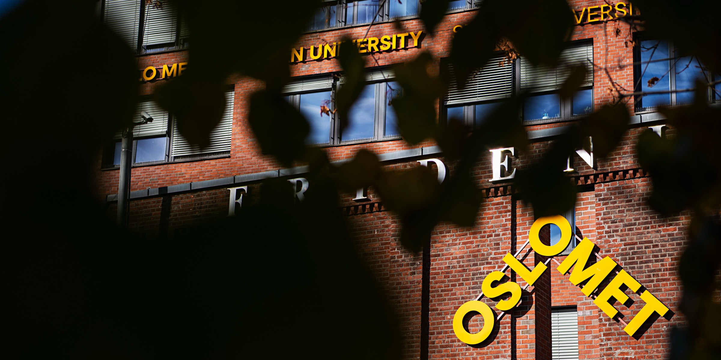 Bygning med OsloMet-skilt.