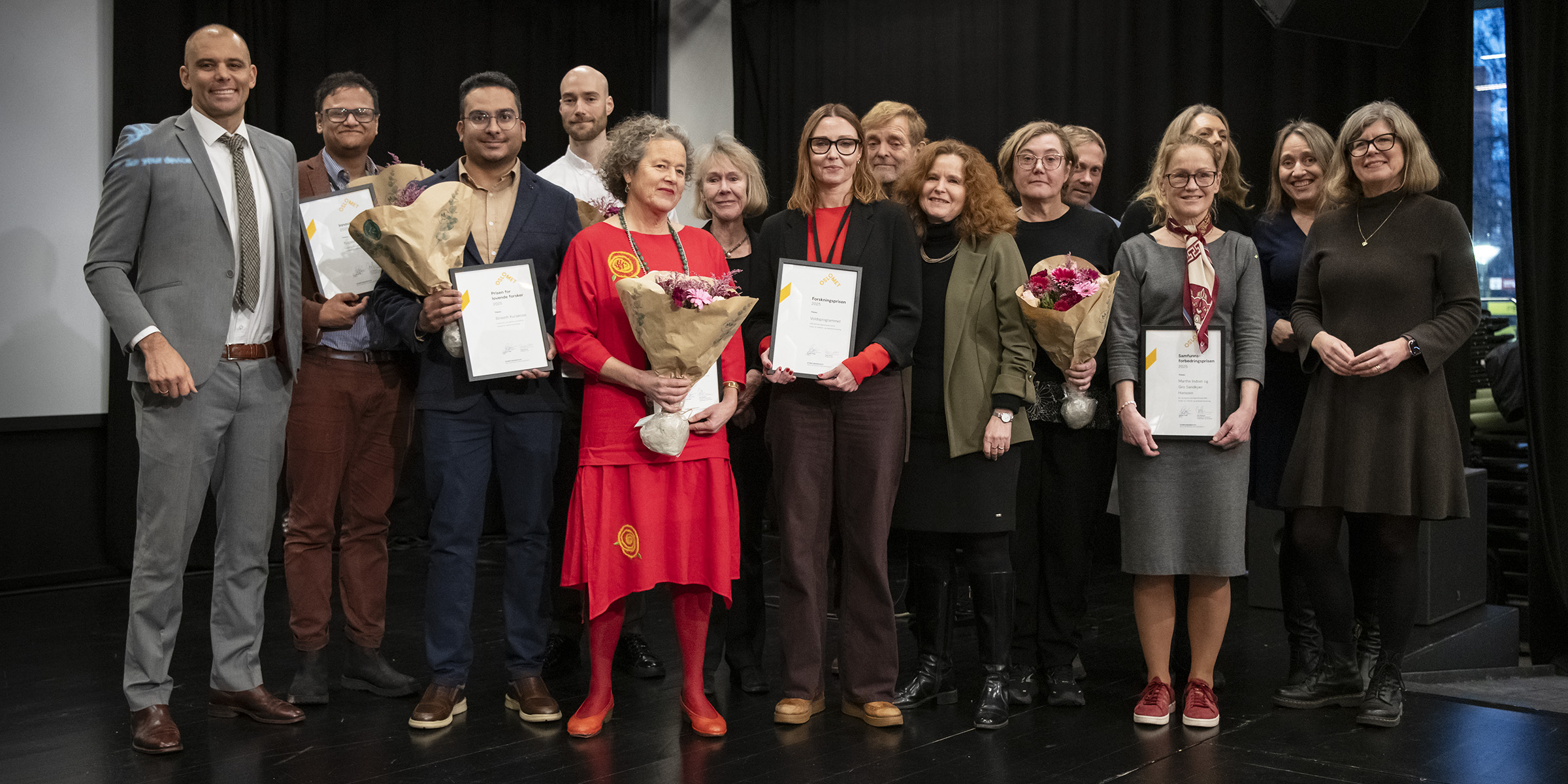 Foto av mottakerne av alle de seks prisene, sammen med OsloMets tre prorektorer.