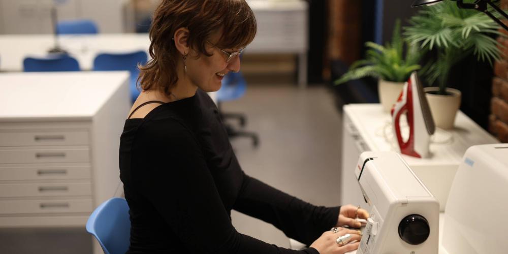 Reparer klærne dine i Fixer Space